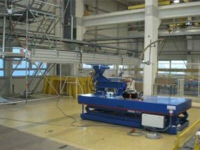 Figure Hydraulic-stroke tilting table retracted