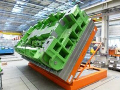 Illustration Hydraulic lifting tilting table tilted with cargo