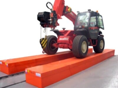 Photo Vehicle lifting platform in red