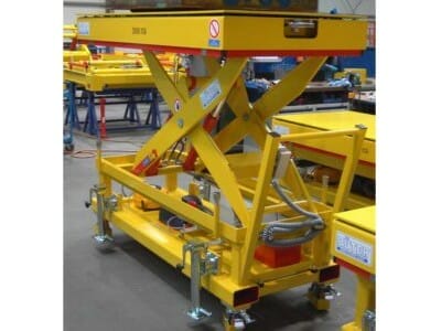 Mobile lifting table with floating platform