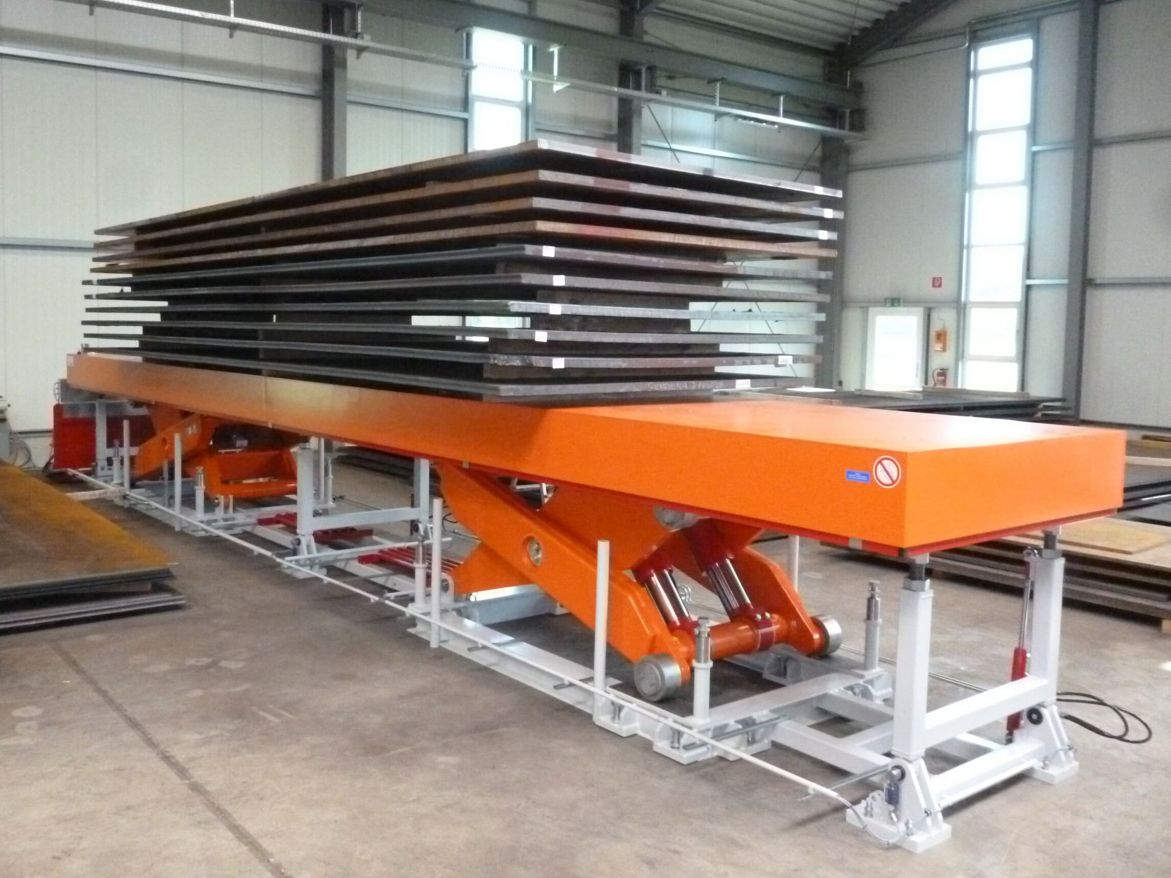 Figure Scissor stroke table in orange