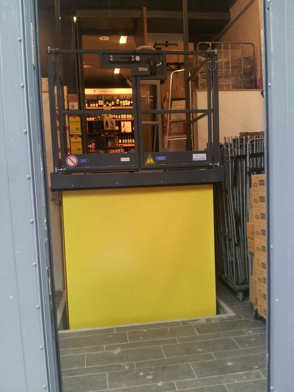 Photo Cargo elevator in yellow