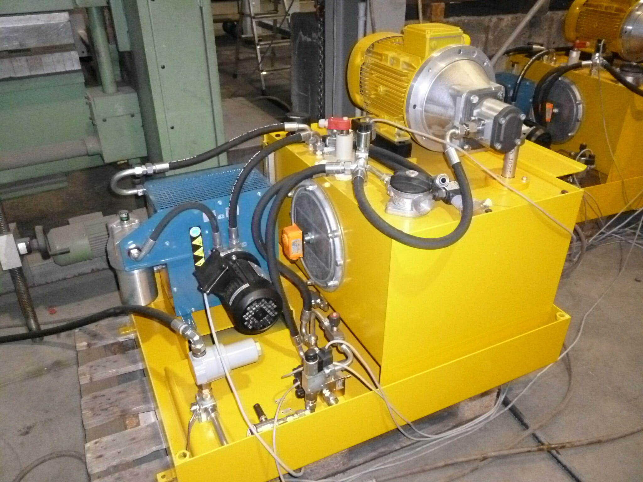 Hydraulic unit with oil cooler