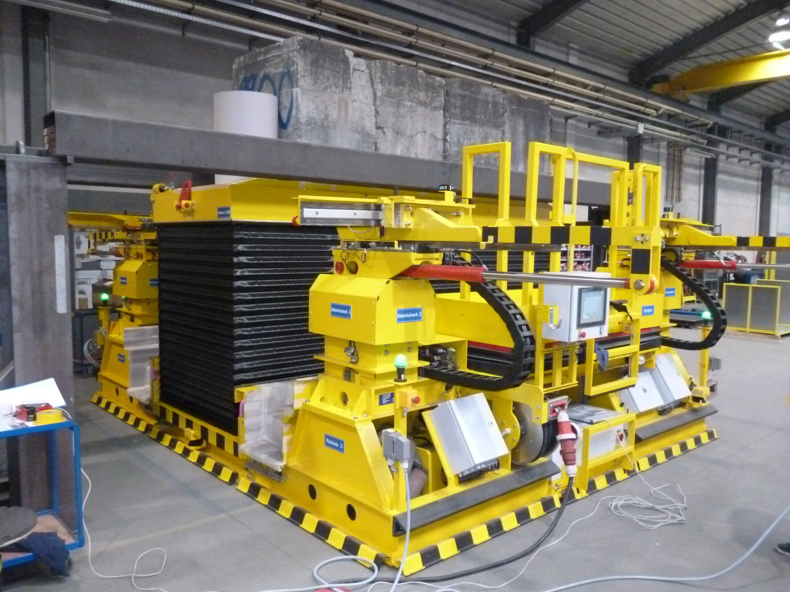 Figure Heavy-duty transporter sizing more than 10 tons
