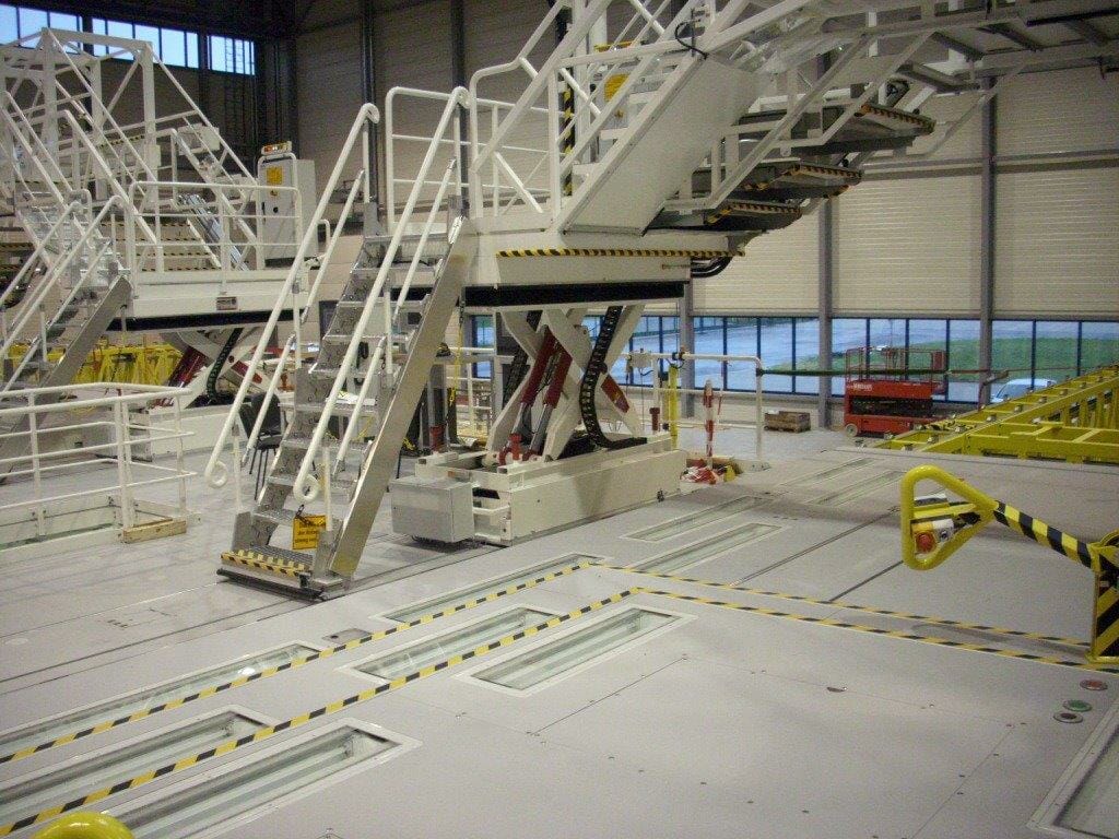 Mobile lifting platform with stairs