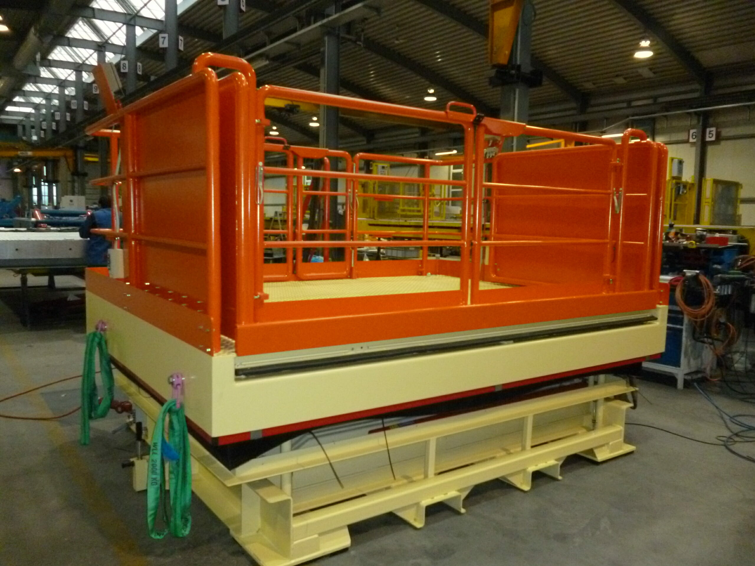 Mobile lifting platform in orange