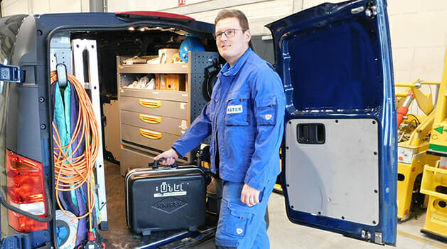 bueter-hubtische-service-monteur-mitarbeiter-belaedt-firmenwagen bueter hubtische service monteur mitarbeiter belaedt firmenwagen
