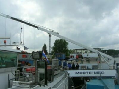 Abbildung Kran für Binnenschiff im Einsatz