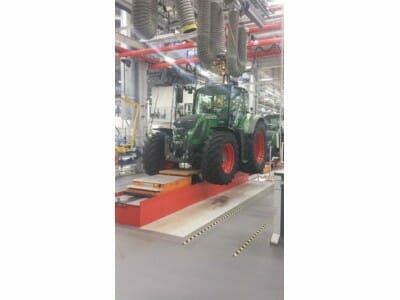 Foto Fahrzeughebebühne für Traktor