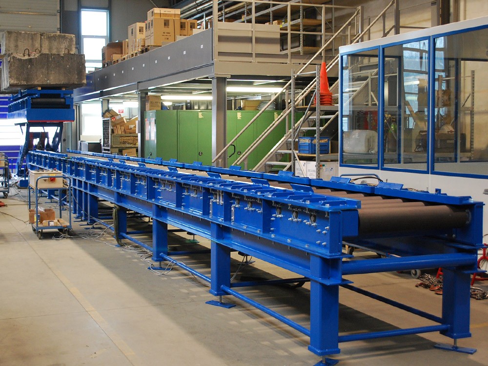 Hubtisch mit aufgebauter Fördertechnik