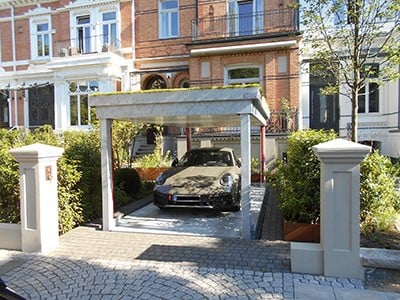 Autoheber vor Wohnhaus ausgefahren