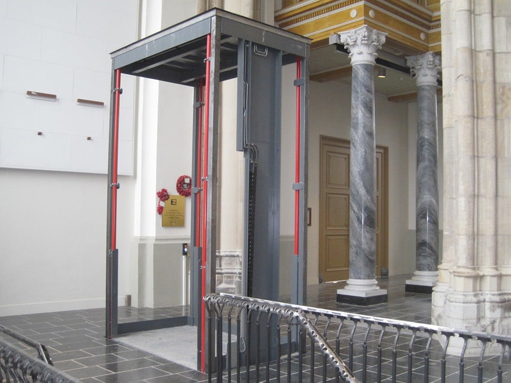 Unsichtbare Hebetechnik für Kirchenraum