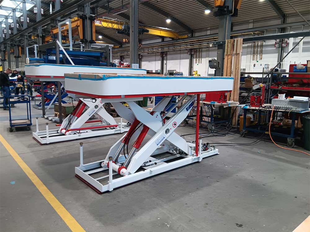 Schiffsentladung mit maßgefertigtem Hubtisch