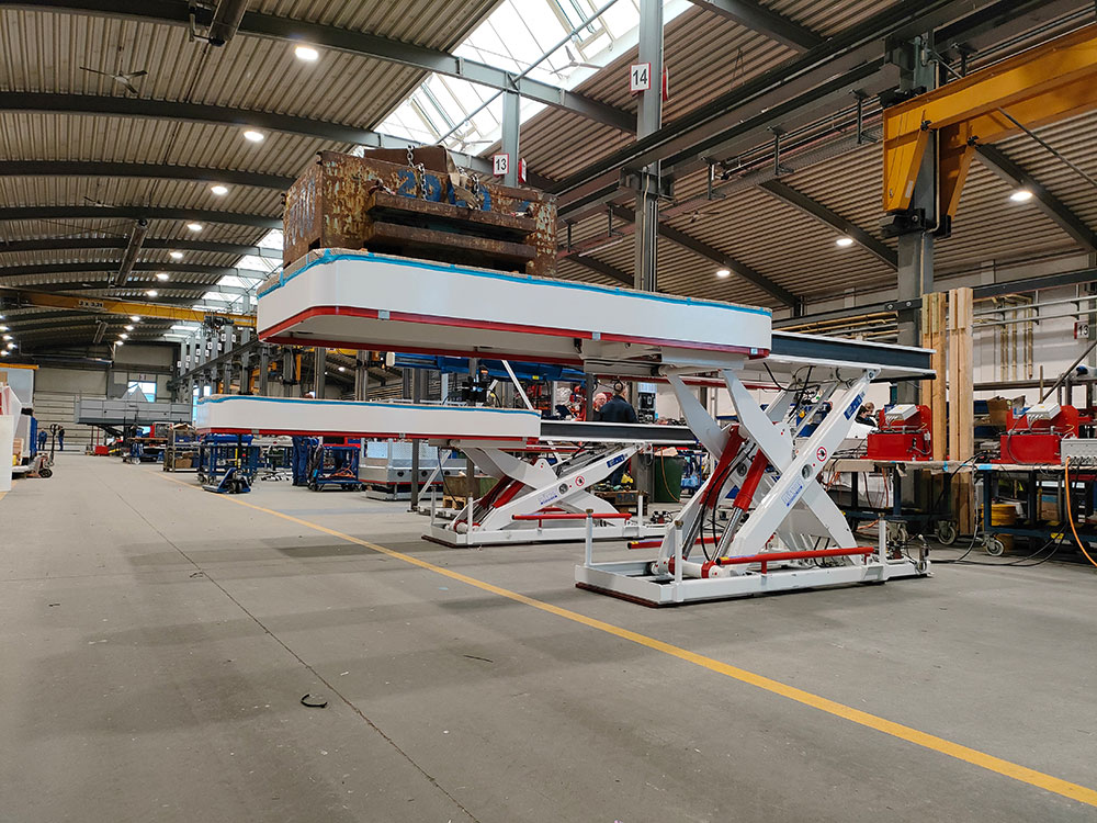 Schiffsentladung mit maßgefertigtem Hubtisch