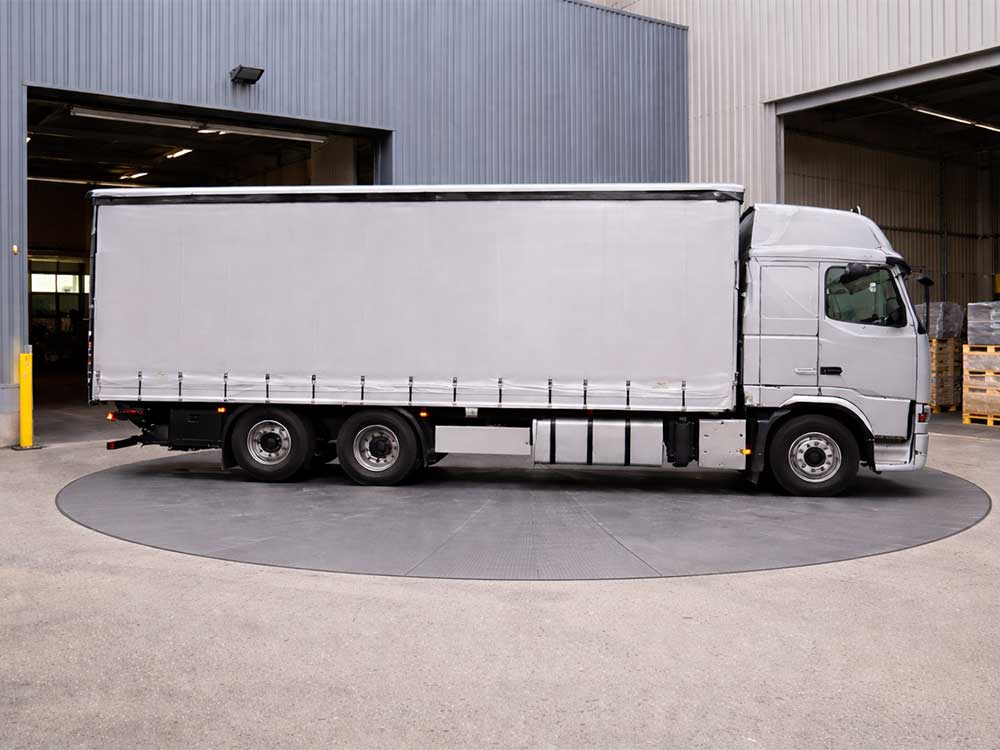 LKW auf Drehscheibe im Außenbereich